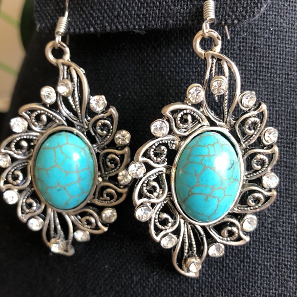 STATEMENT Vintage Earrings & Pendant Set - Picture 3 of 6